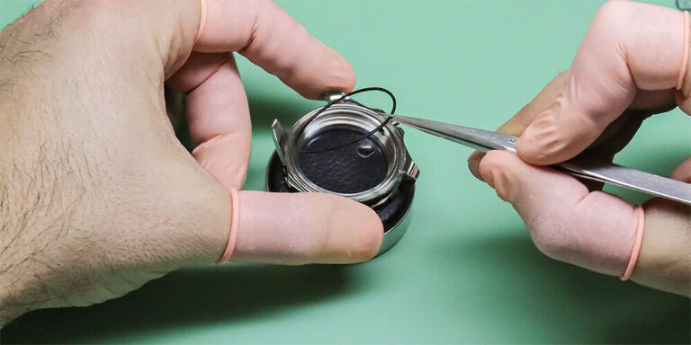 Quy trình kiểm tra áp suất và thay gioăng định kỳ giúp phục hồi 100% khả năng chống nước của đồng hồ đeo tay.