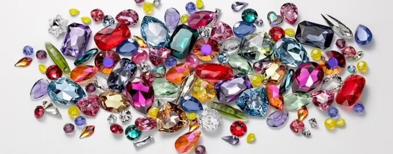Bí kíp chọn màu đá Swarovski hợp phong thủy: Đeo đúng mệnh, kích hoạt năng lượng và thu hút tài lộc.