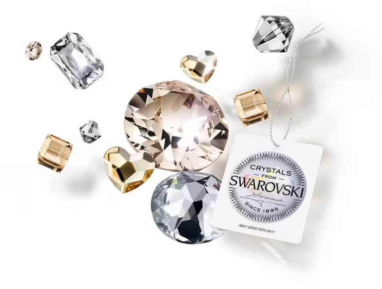 Swarovski là gì? Chiêm ngưỡng độ lấp lánh tiệm cận kim cương của đá Swarovski trên đồng hồ nữ.